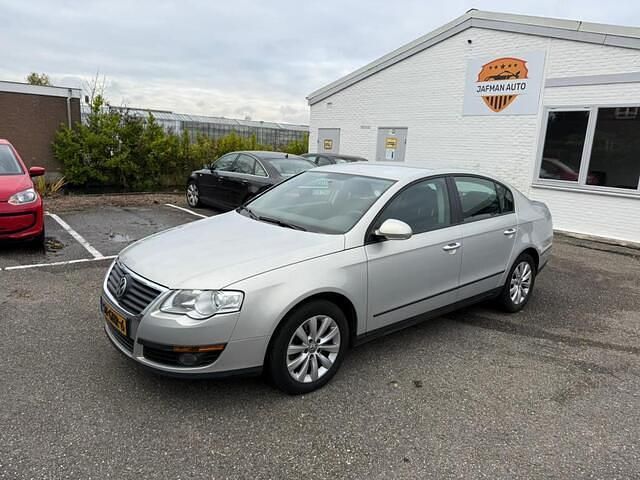 Grijs (metallic) Gebruikt 2008 VW Passat Trendline Sedan | € 3.800 (Eerlijke prijs) - Afbeelding 1/4