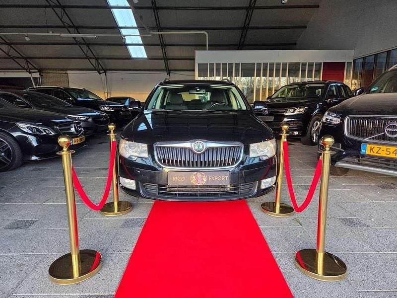 Zwart Occasion 2010 Skoda Superb Elegance Stationwagen | € 3.333 (Super prijs) - Afbeelding 1/3