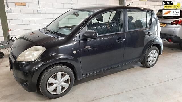 Zwart Gebruikt 2008 Daihatsu Sirion Hatchback | € 1.950 (Goede deal) - Afbeelding 1/4