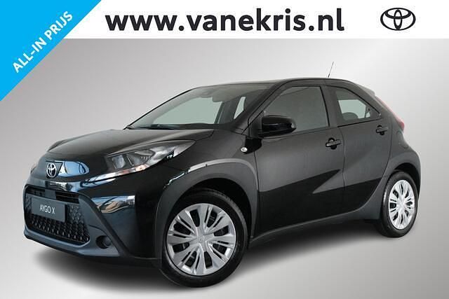 Zwart Nieuw 2025 Toyota Aygo X Play SUV | € 21.590 - Afbeelding 1/4