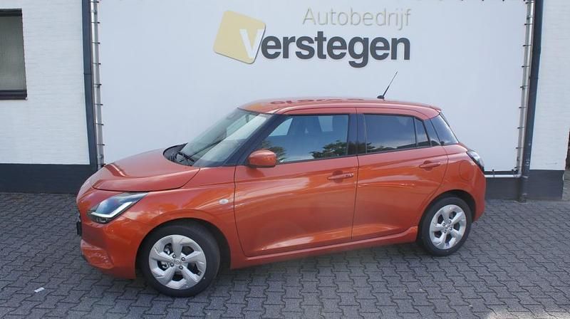 Oranje Gebruikt 2024 Suzuki Swift Hatchback | € 22.950 (Eerlijke prijs) - Afbeelding 1/4