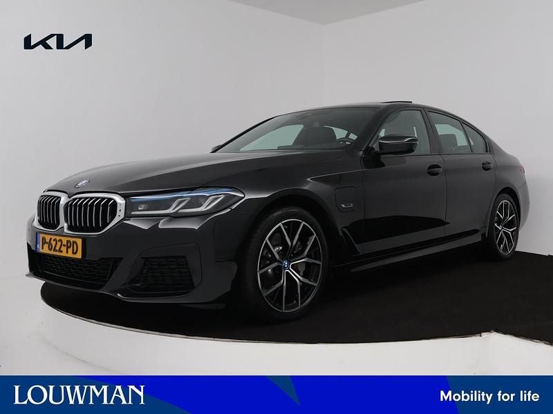 Zwart metallic Gebruikt 2022 BMW 530e Comfort Edition Sedan | € 38.945 (Eerlijke prijs) - Afbeelding 1/4