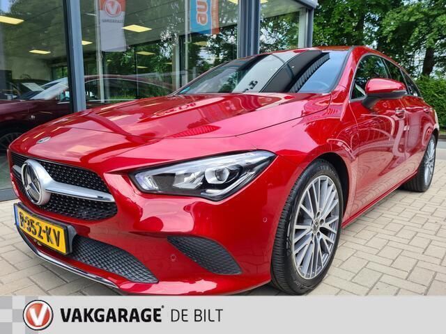 Rood, metallic lak Gebruikt 2022 Mercedes CLA180 Shooting Brake Luxury Stationwagen | € 30.990 (Eerlijke prijs) - Afbeelding 1/4
