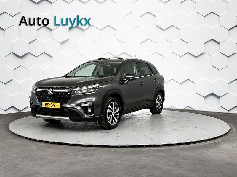 Grijs Gebruikt 2023 Suzuki SX4 S-Cross Style SUV | € 28.940 (Eerlijke prijs) - Afbeelding 1/4