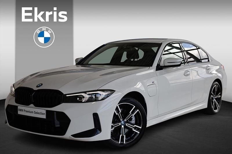 Wit Occasion 2024 BMW 330e M Sport Sedan | € 41.900 (Super prijs) - Afbeelding 1/4