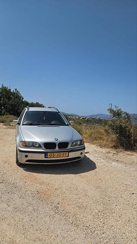 Grijs Gebruikt 2002 BMW 318 Executive Stationwagen | € 1.749 (Goede deal) - Afbeelding 1/4