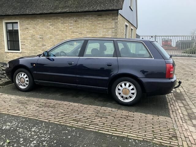 Blauw Gebruikt 1998 Audi A4 Stationwagen | € 1.950 (Goede deal) - Afbeelding 1/4