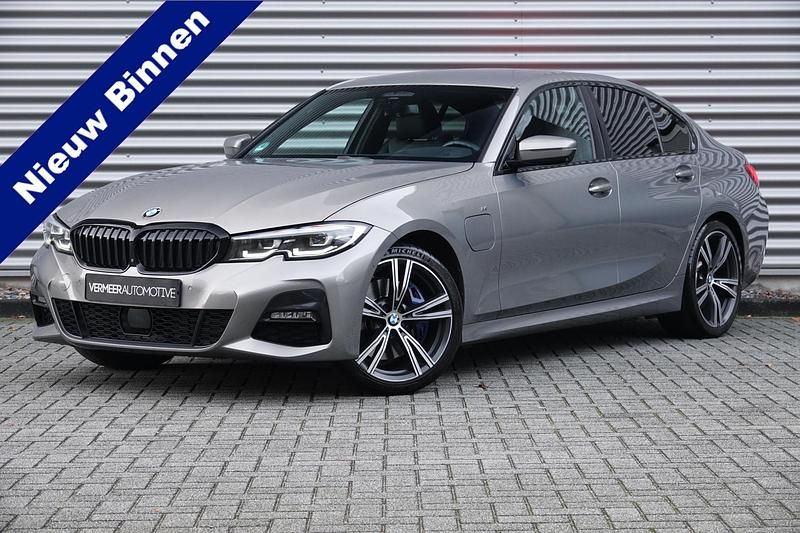 Grijs Gebruikt 2020 BMW 330e M Sport Sedan | € 32.900 (Iets duurder) - Afbeelding 1/4