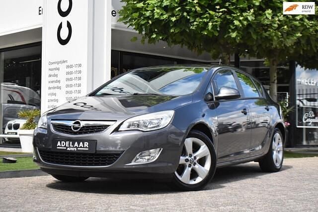 Grijs Gebruikt 2011 Opel Astra Cosmo Hatchback | € 4.450 (Eerlijke prijs) - Afbeelding 1/4