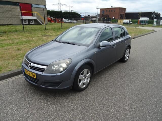 Grijs, metallic lak Gebruikt 2006 Opel Astra Executive Hatchback | € 1.395 (Eerlijke prijs) - Afbeelding 1/4