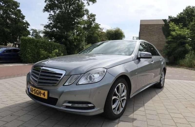 Grijs Gebruikt 2011 Mercedes E200 Sedan | € 11.000 (Eerlijke prijs) - Afbeelding 1/4