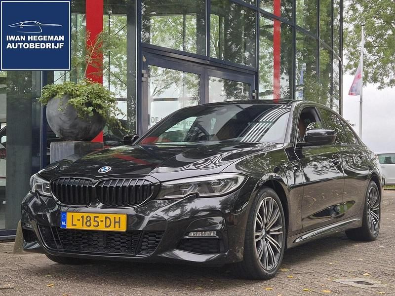 Zwart Gebruikt 2021 BMW 318 Executive Sedan | € 29.990 (Iets duurder) - Afbeelding 1/3