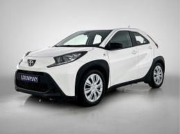 Wit Gebruikt 2023 Toyota Aygo Play Hatchback | € 15.945 (Eerlijke prijs) - Afbeelding 1/3