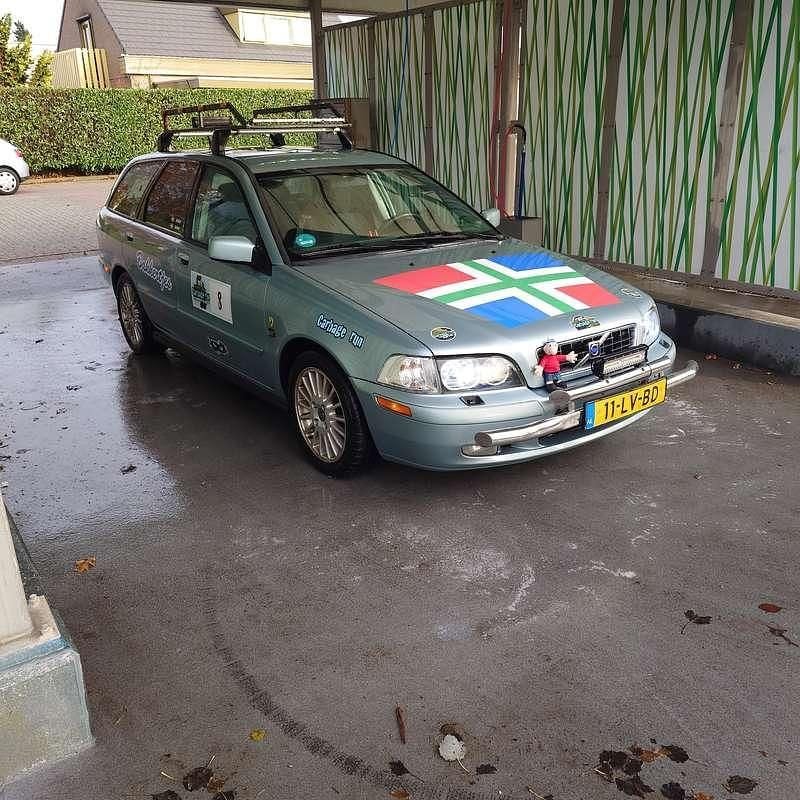 Zilver Occasion 2003 Volvo V40 Stationwagen | € 1.250 (Duur) - Afbeelding 1/4