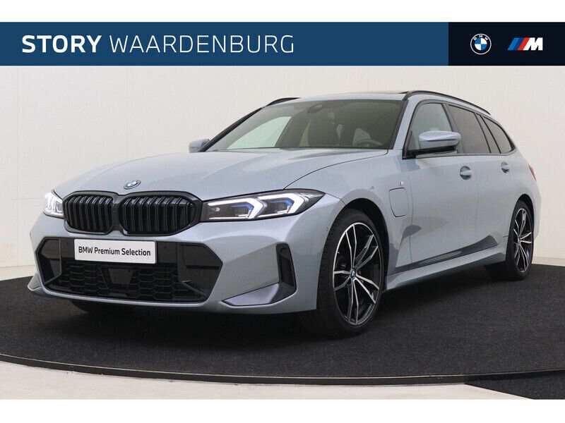 Grijs Gebruikt 2024 BMW 330e Executive Stationwagen | € 54.850 (Eerlijke prijs) - Afbeelding 1/4