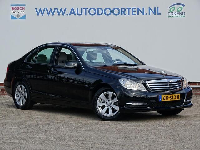 Zwart, metallic lak Occasion 2011 Mercedes C180 Business Sedan | € 11.950 (Iets duurder) - Afbeelding 1/4