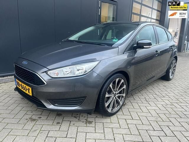 Grijs (metallic) Gebruikt 2015 Ford Focus Trend Hatchback | € 5.950 (Super prijs) - Afbeelding 1/4