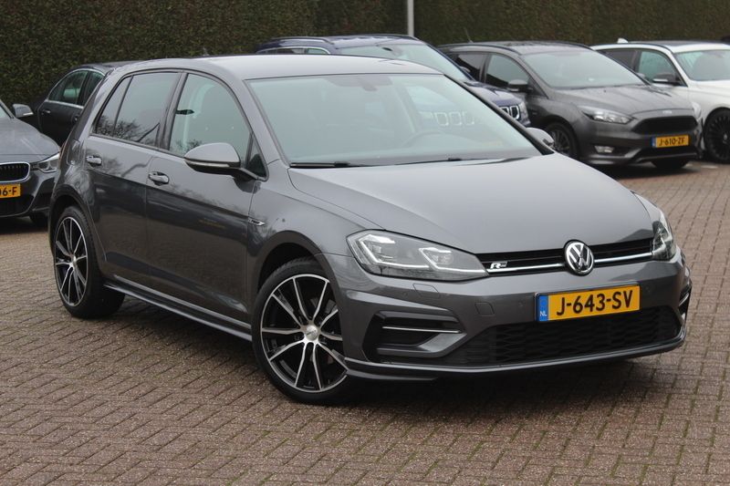 Grijs Gebruikt 2020 VW Golf VII Highline Hatchback | € 19.900 (Super prijs) - Afbeelding 1/4