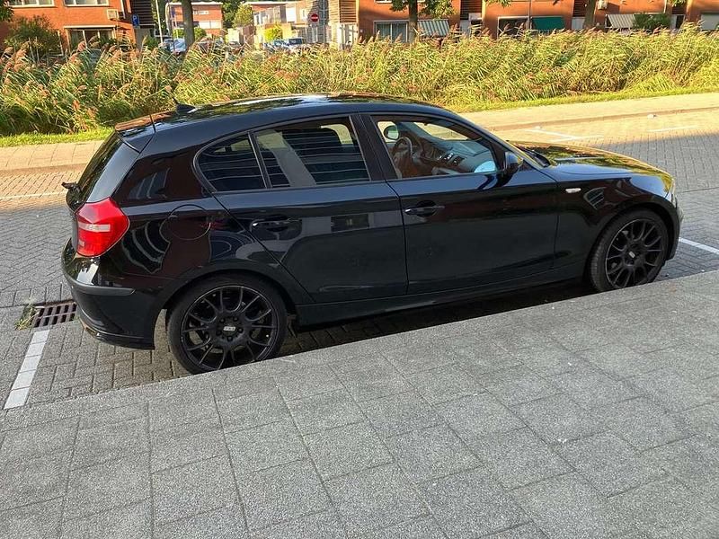 Zwart Gebruikt 2008 BMW 116 Hatchback | € 2.495 (Goede deal) - Afbeelding 1/4