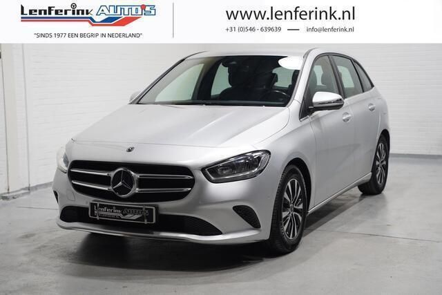 Grijs Gebruikt 2019 Mercedes 180 Style Sedan | € 19.250 (Goede deal) - Afbeelding 1/4