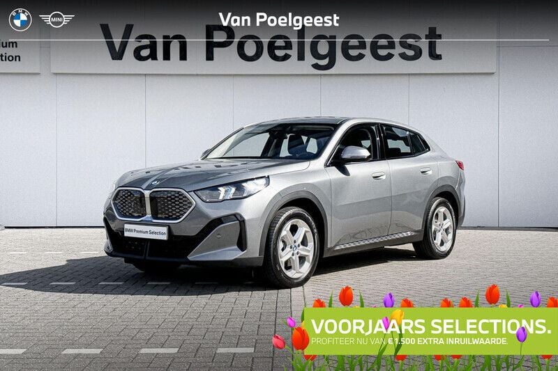 Skyscraper grey metallic (grijs metallic) Gebruikt 2024 BMW iX2 Comfort Edition SUV | € 46.450 (Goede deal) - Afbeelding 1/4