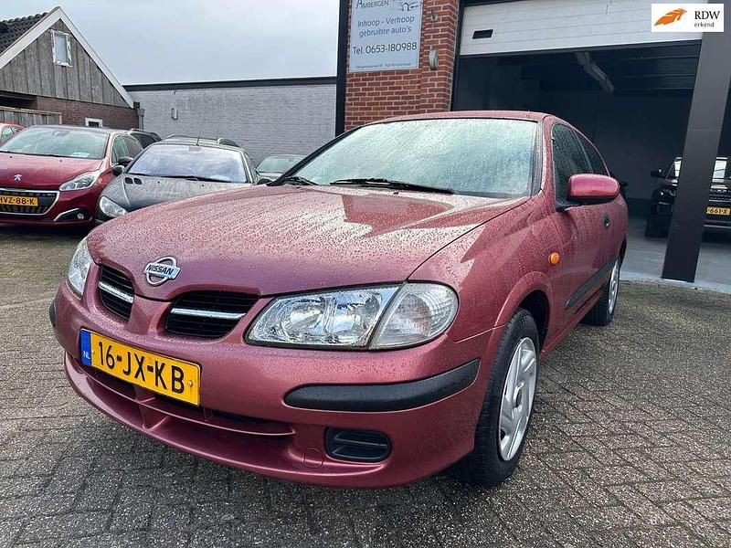 Rood Gebruikt 2002 Nissan Almera Comfort Hatchback | € 1.950 - Afbeelding 1/4