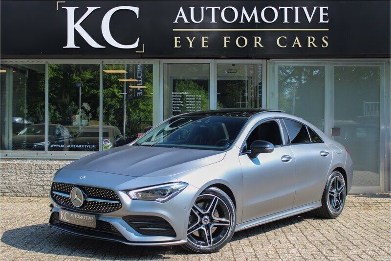Grijs Gebruikt 2022 Mercedes CLA200 AMG Sedan | € 34.450 (Eerlijke prijs) - Afbeelding 1/4