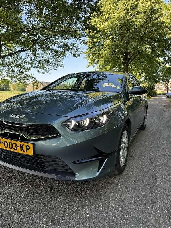 Grijs Gebruikt 2022 Kia Ceed Hatchback | € 17.000 (Goede deal) - Afbeelding 1/4
