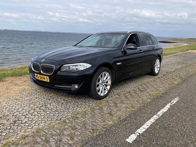 Zwart (metallic) Gebruikt 2012 BMW 525 Executive Stationwagen | € 5.950 - Afbeelding 1/4