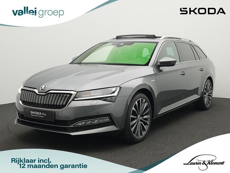 Grijs Gebruikt 2023 Skoda Superb LAURIN & KLEMENT Stationwagen | € 34.400 (Iets duurder) - Afbeelding 1/4