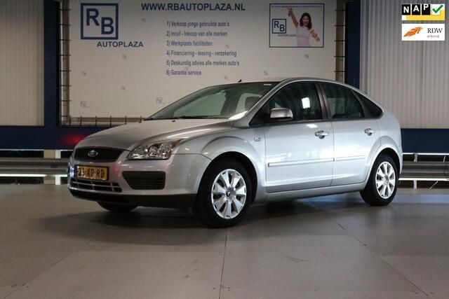 Grijs Gebruikt 2007 Ford Focus Hatchback | € 2.850 (Eerlijke prijs) - Afbeelding 1/4