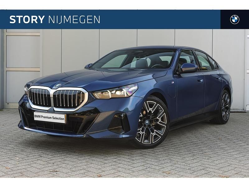 Blauw Gebruikt 2025 BMW 530e M Sport Sedan | € 64.950 - Afbeelding 1/4