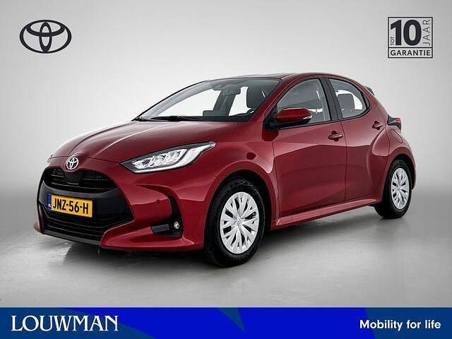 Rood metallic Occasion 2023 Toyota Yaris Active Hatchback | € 21.990 (Eerlijke prijs) - Afbeelding 1/4