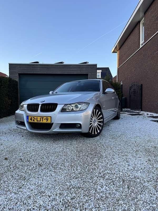 Zilver Gebruikt 2006 BMW 325 Sedan | € 4.500 (Eerlijke prijs) - Afbeelding 1/4