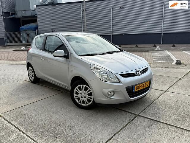 Grijs, metallic lak Gebruikt 2011 Hyundai i20 Hatchback | € 2.950 (Eerlijke prijs) - Afbeelding 1/4