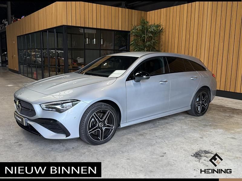 Grijs Gebruikt 2024 Mercedes CLA250 AMG line Sedan | € 37.950 (Eerlijke prijs) - Afbeelding 1/4