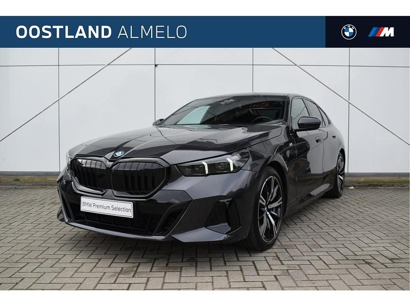 Grijs Gebruikt 2024 BMW 550e M Sport Sedan | € 84.950 (Duur) - Afbeelding 1/4