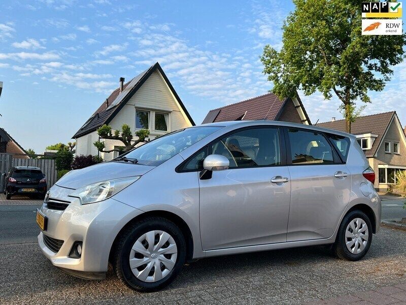 Grijs, metallic lak Gebruikt 2013 Toyota Verso-S MPV | € 6.990 (Eerlijke prijs) - Afbeelding 1/3