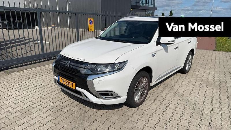 Wit Gebruikt 2018 Mitsubishi Outlander P-HEV Intense+ SUV | € 18.900 (Eerlijke prijs) - Afbeelding 1/4