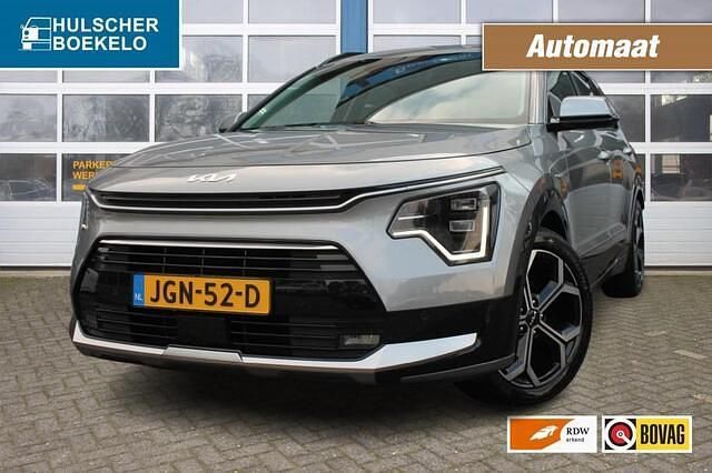 Grijs Gebruikt 2023 Kia Niro Premium SUV | € 28.950 (Eerlijke prijs) - Afbeelding 1/4
