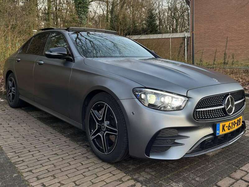 Grijs Gebruikt 2021 Mercedes E200 AMG line Sedan | € 49.500 (Duur) - Afbeelding 1/4