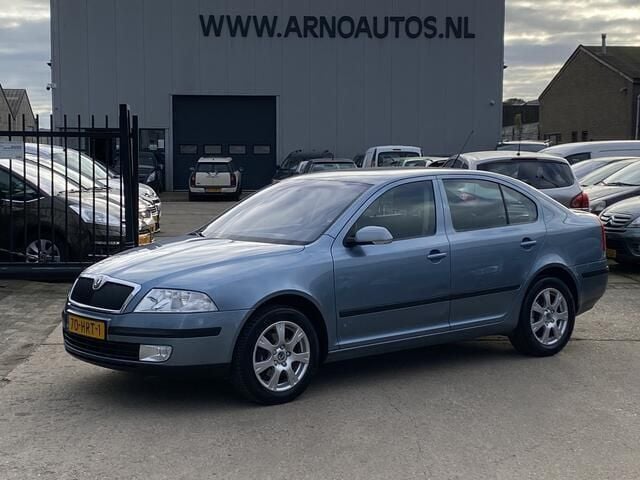 Blauw Gebruikt 2009 Skoda Octavia Ambiente Hatchback | € 2.750 (Eerlijke prijs) - Afbeelding 1/4