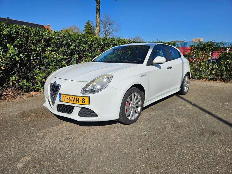 Wit Gebruikt 2010 Alfa Romeo Giulietta Hatchback | € 4.750 (Eerlijke prijs) - Afbeelding 1/4