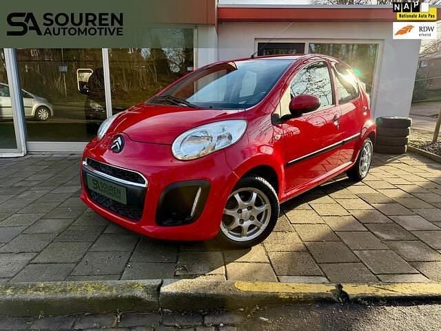 Rood (metallic) Occasion 2013 Citroën C1 Hatchback | € 4.450 (Eerlijke prijs) - Afbeelding 1/4