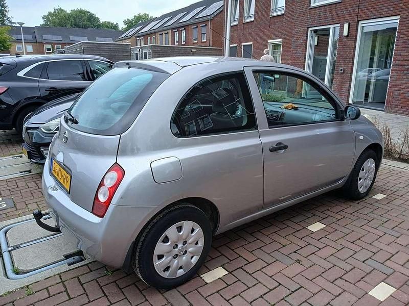 Grijs Gebruikt 2003 Nissan Micra Visia Hatchback | € 2.950 (Eerlijke prijs) - Afbeelding 1/4