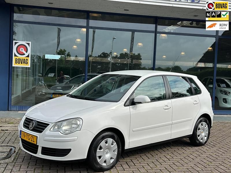 Wit Gebruikt 2006 VW Polo Hatchback | € 1.949 (Eerlijke prijs) - Afbeelding 1/4