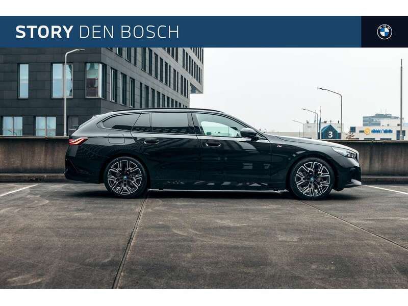 Zwart, metallic lak Nieuw 2025 BMW 530 M Sport Stationwagen | € 82.499 - Afbeelding 1/4