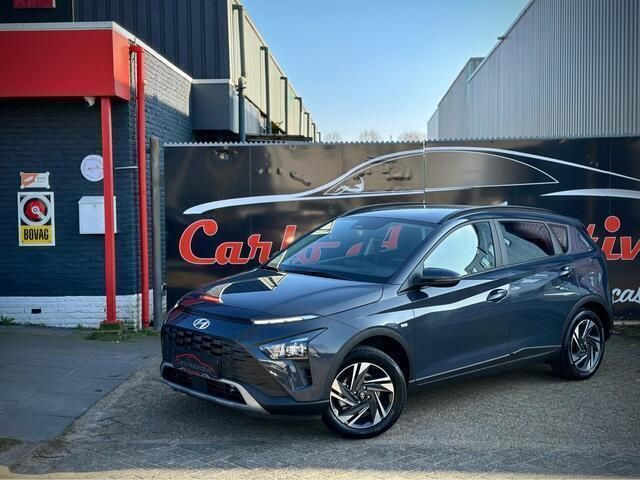 Grijs / aurora grey / met, black Gebruikt 2024 Hyundai Bayon SUV | € 22.950 (Eerlijke prijs) - Afbeelding 1/4