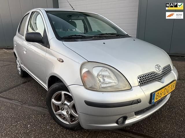 Grijs Occasion 1999 Toyota Yaris Sol | € 2.450 (Iets duurder) - Afbeelding 1/4