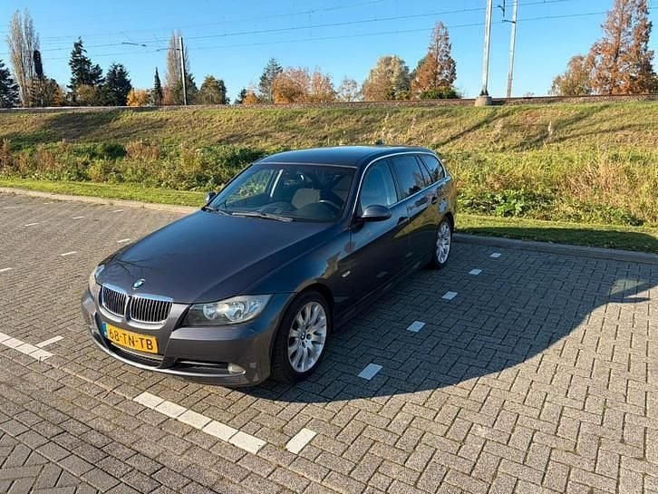 Grijs Gebruikt 2006 BMW 325 Stationwagen | € 4.750 (Eerlijke prijs) - Afbeelding 1/4